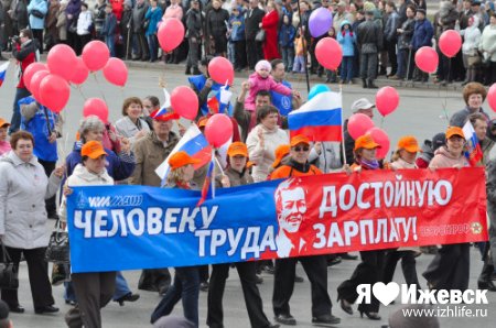 В Ижевске демонстрантов приветствовали Юрий Гагарин и космонавты