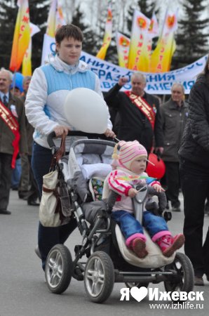 В Ижевске демонстрантов приветствовали Юрий Гагарин и космонавты