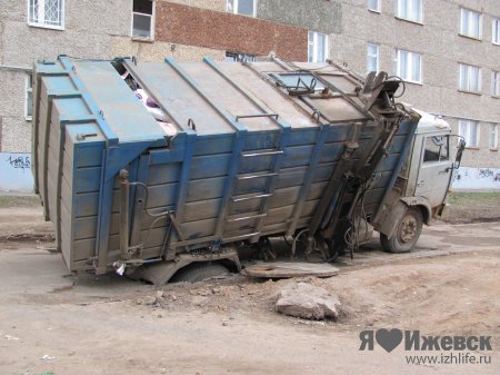 В Ижевске провалился очередной автомобиль