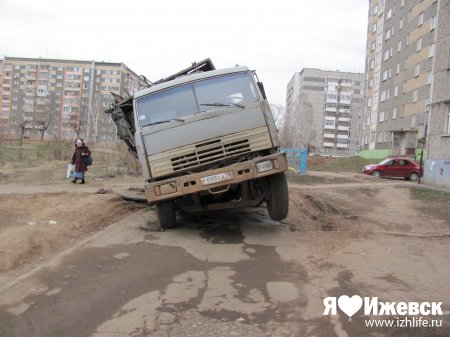 В Ижевске провалился очередной автомобиль