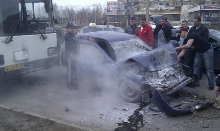 ДТП в Ижевске: пассажир и водитель такси «впечатались» в лобовое стекло
