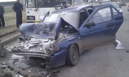 ДТП в Ижевске: пассажир и водитель такси «впечатались» в лобовое стекло