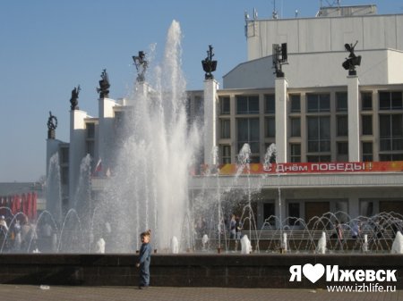 В Ижевске открылся светомузыкальный фонтан