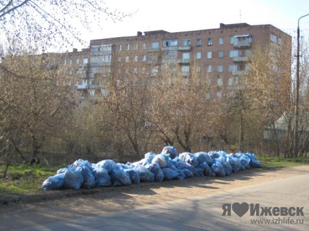 В центре Ижевска бомжи спят на мусорных свалках