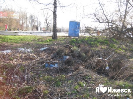 В центре Ижевска бомжи спят на мусорных свалках