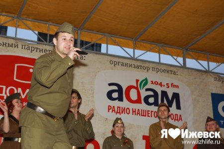 В День Победы радиостанция «Адам» наградила победителя «Караоке-битвы» путевкой в Турцию