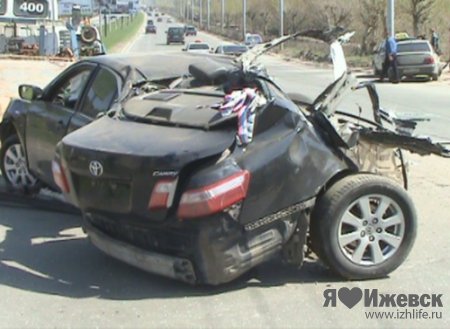 В Ижевске в ДТП «Тойоту» намотало на столб и разорвало пополам