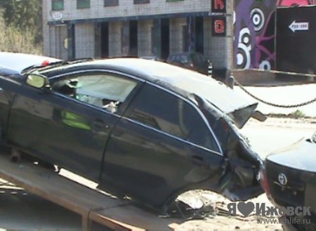 В Ижевске в ДТП «Тойоту» намотало на столб и разорвало пополам