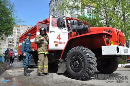 В Ижевске из-за пожара эвакуировали 12-этажный жилой дом, 2 человека пострадали