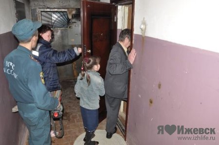 В Ижевске из-за пожара эвакуировали 12-этажный жилой дом, 2 человека пострадали