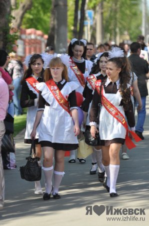 Последний звонок в Ижевске: выпускники катаются на каруселях, теплоходах и … лимузинах!