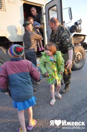 Взрыв арсенала в Удмуртии: детей из санатория "Юськи" вывозили на спецназовских "Тиграх"