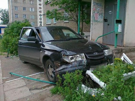 ДТП в Ижевске: пьяная девушка на авто протаранила скамейку и сбила женщину