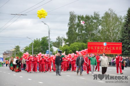 На центральной улице Ижевска прошел карнавал