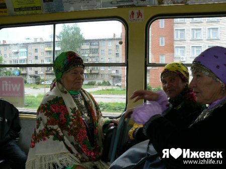 Коллектив бабушек устроил шоу в трамваях Ижевска