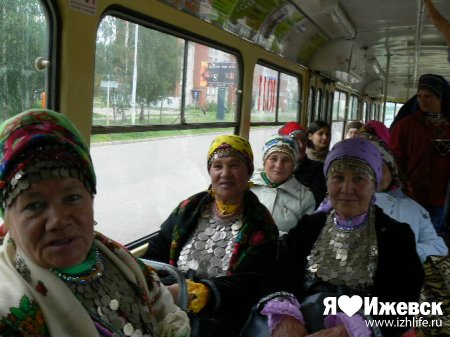 Коллектив бабушек устроил шоу в трамваях Ижевска