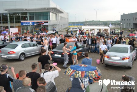 Автошоу в Ижевске завершилось мокрыми маечками и стриптизом