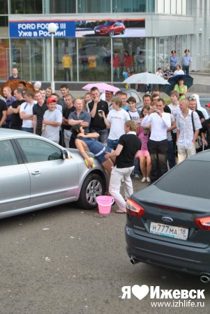 Автошоу в Ижевске завершилось мокрыми маечками и стриптизом