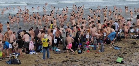 400 британских нудистов установили новый мировой рекорд