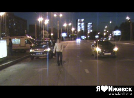 В Ижевске скутерист попал под ночной поток автомобилей на Удмуртской