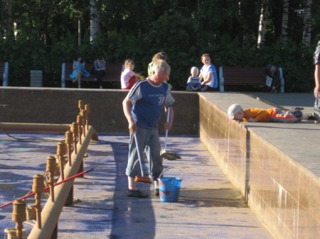На Центральной площади Ижевска вычистили музыкальный фонтан