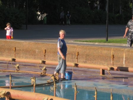 На Центральной площади Ижевска вычистили музыкальный фонтан
