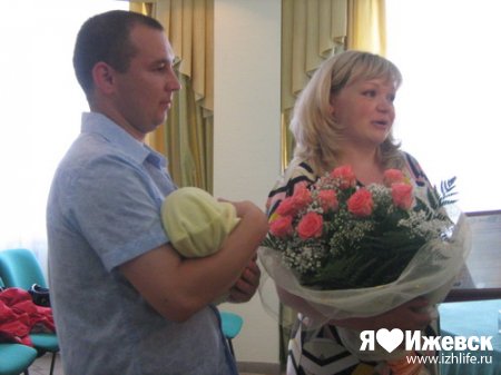 В Ижевске вручили 13-тысячный сертификат на материнский капитал