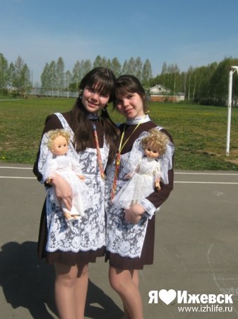 В Удмуртии сестры-близняшки окончили школу с золотыми медалями