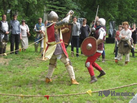 Рыцарские бои в Ижевске: раненых воинов увозила «скорая»