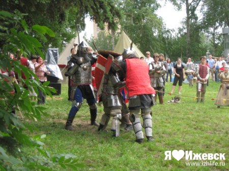 Рыцарские бои в Ижевске: раненых воинов увозила «скорая»