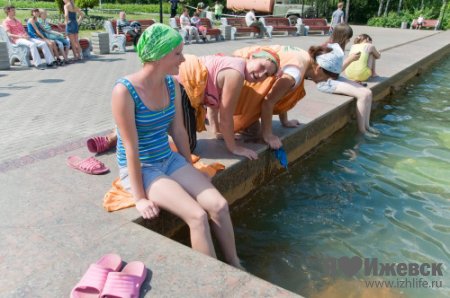 Жара пришла: ижевчане скупают мороженое и купаются в фонтанах