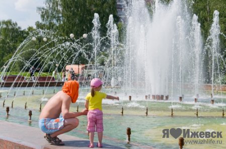 Жара пришла: ижевчане скупают мороженое и купаются в фонтанах