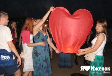 Романтическая вечеринка на пляже: ижевчане выпустили в небо несколько десятков фонариков