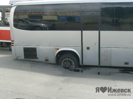 В Ижевске в яму провалился автобус