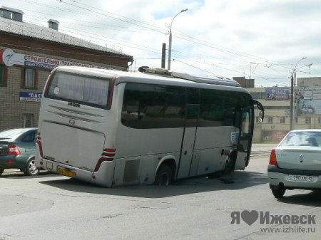 В Ижевске в яму провалился автобус