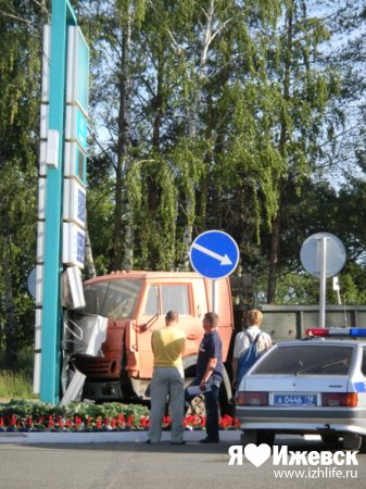 В Ижевске водитель КАМАЗа снес щит с ценами на бензин на автозаправке