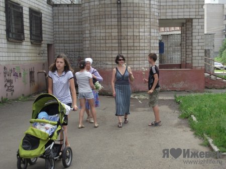 В Ижевске в День семьи детей бесплатно прокатили на трамвае