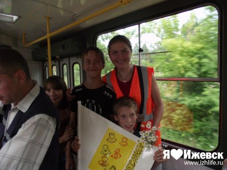 В Ижевске в День семьи детей бесплатно прокатили на трамвае