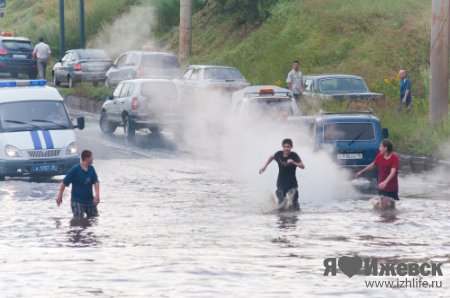 Сильный ливень в Ижевске: в логу на Холмогорова "утонули" десятки автомобилей