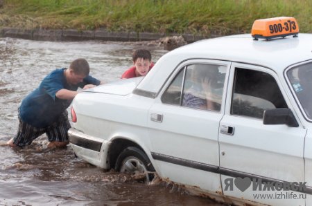 Сильный ливень в Ижевске: в логу на Холмогорова "утонули" десятки автомобилей
