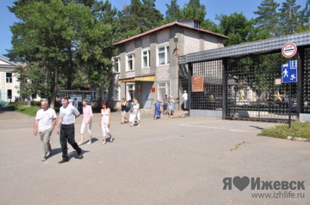 Жириновский на пруду под Ижевском раздавал деньги отдыхающим