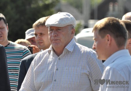 В Удмуртии Жириновский посетил военную часть в Пугачево