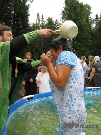 Около 500 ижевчан крестились на свежем воздухе
