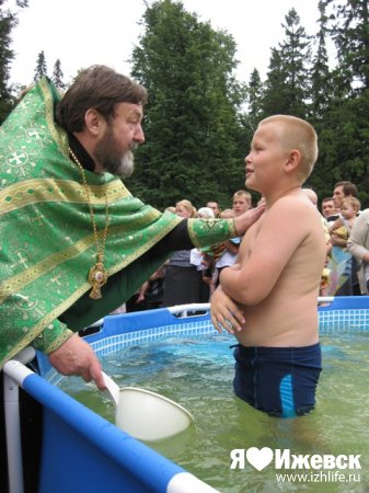 Около 500 ижевчан крестились на свежем воздухе