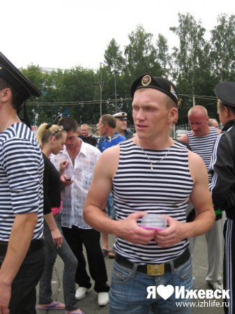 Ижевские моряки бурно отмечают день военно-морского флота
