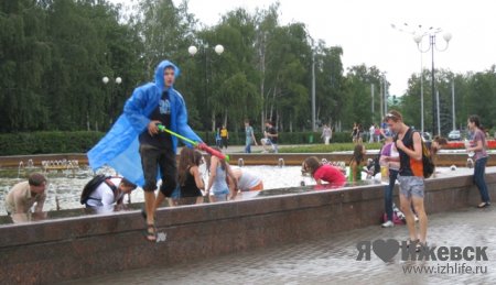 «Водное мочилово»: более 200 человек облили на Центральной площади Ижевска