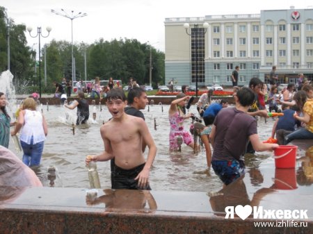 «Водное мочилово»: более 200 человек облили на Центральной площади Ижевска