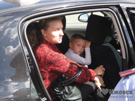 Инспекторы ГИБДД отучали водителей Ижевска от опасной перевозки детей