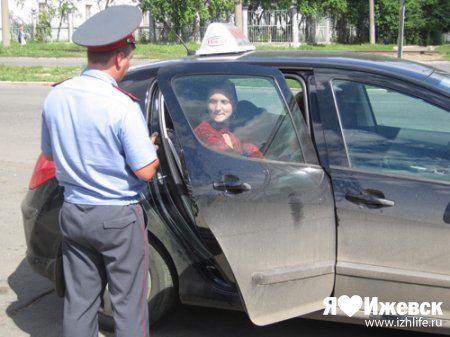 Инспекторы ГИБДД отучали водителей Ижевска от опасной перевозки детей