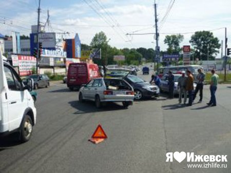 В Ижевске в лобовую сошлись ВАЗ и Toyota с молодыми водителями
